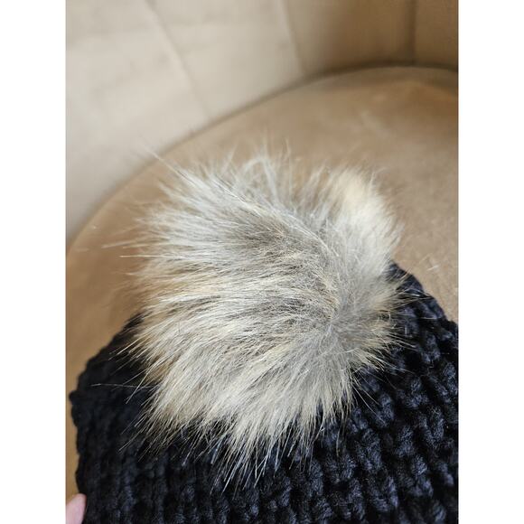 Women's Black Knit Beanie Winter Hat With Faux Fur Tassel New - Picture 4 of 6